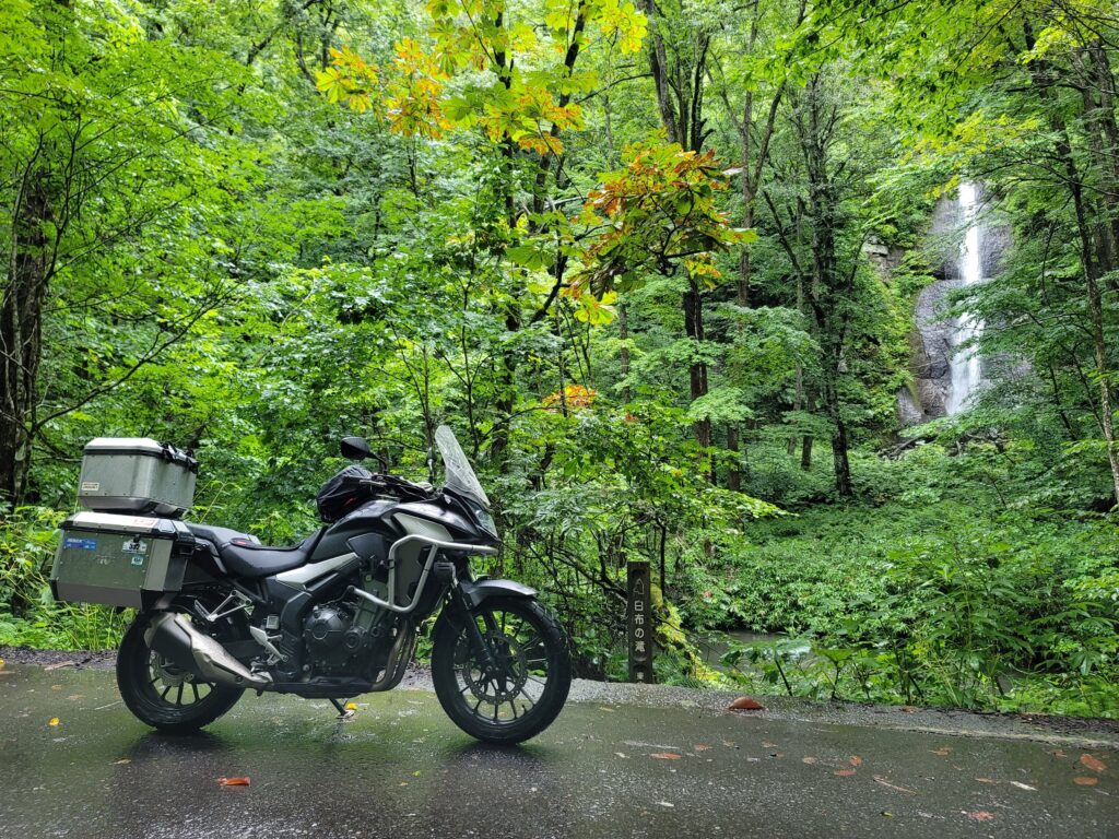 奥入瀬渓流の白布の滝の横に写るホンダ400X