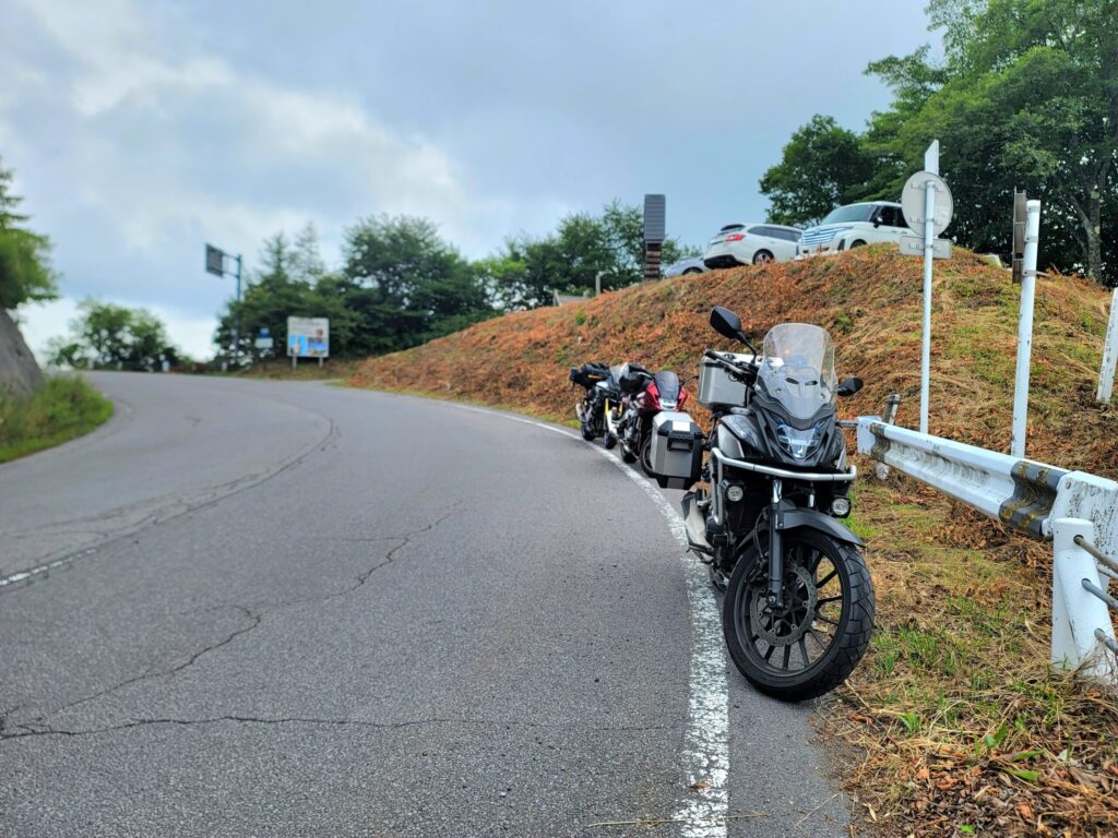 群馬 二度上峠にバイクを駐車している様子