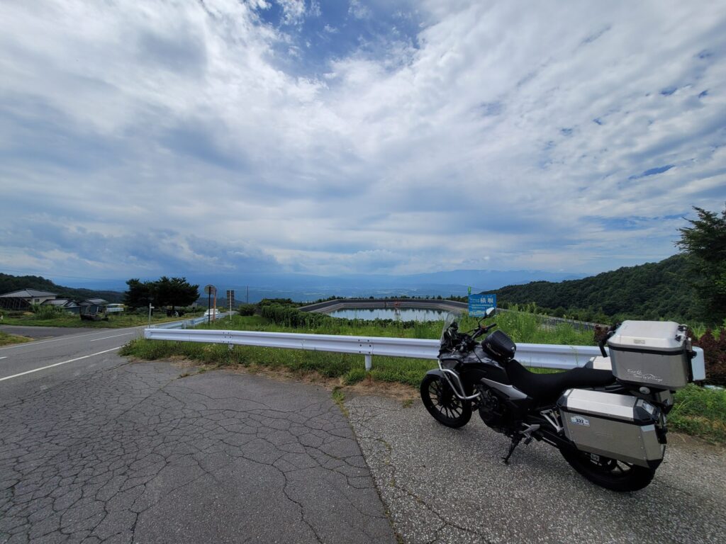 湯ノ丸高原から東御市に下る坂道とバイクの絶景