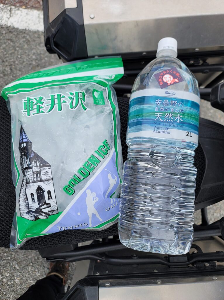 安曇野の天然水と軽井沢の氷で水分補給