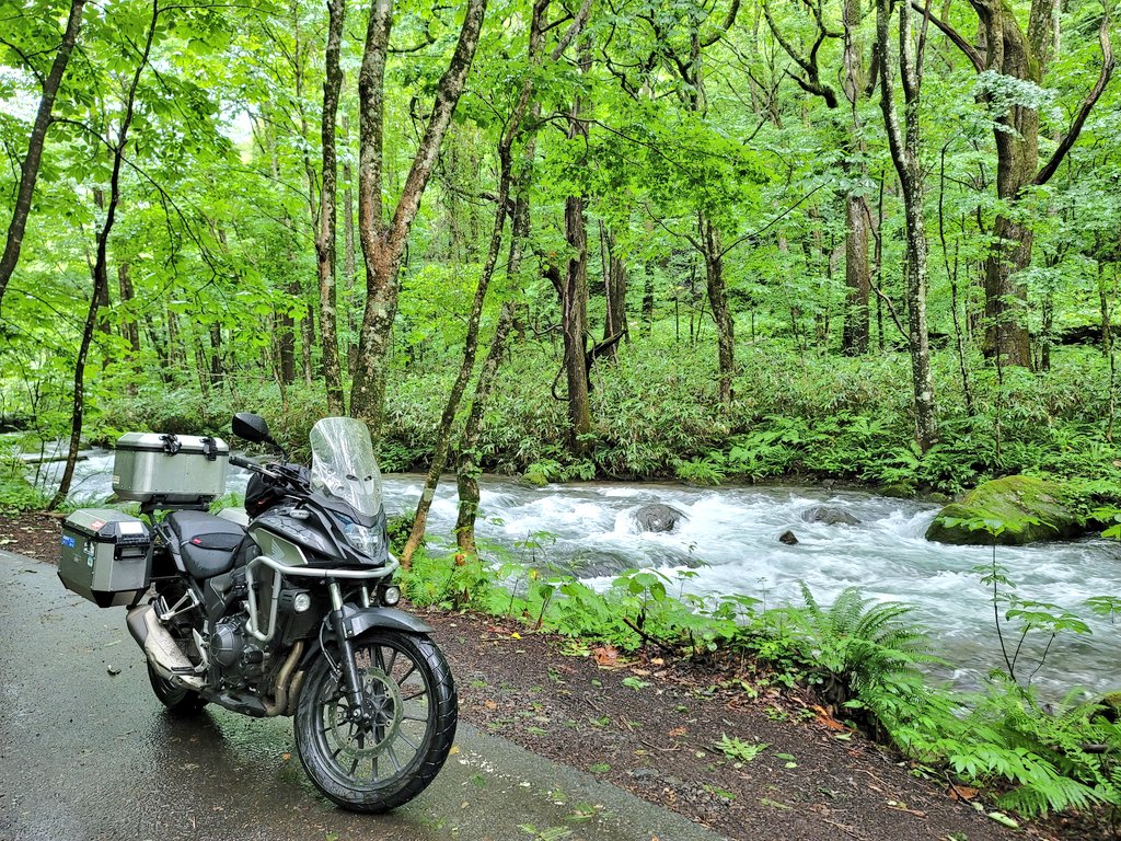 美しい奥入瀬渓流とホンダ400X