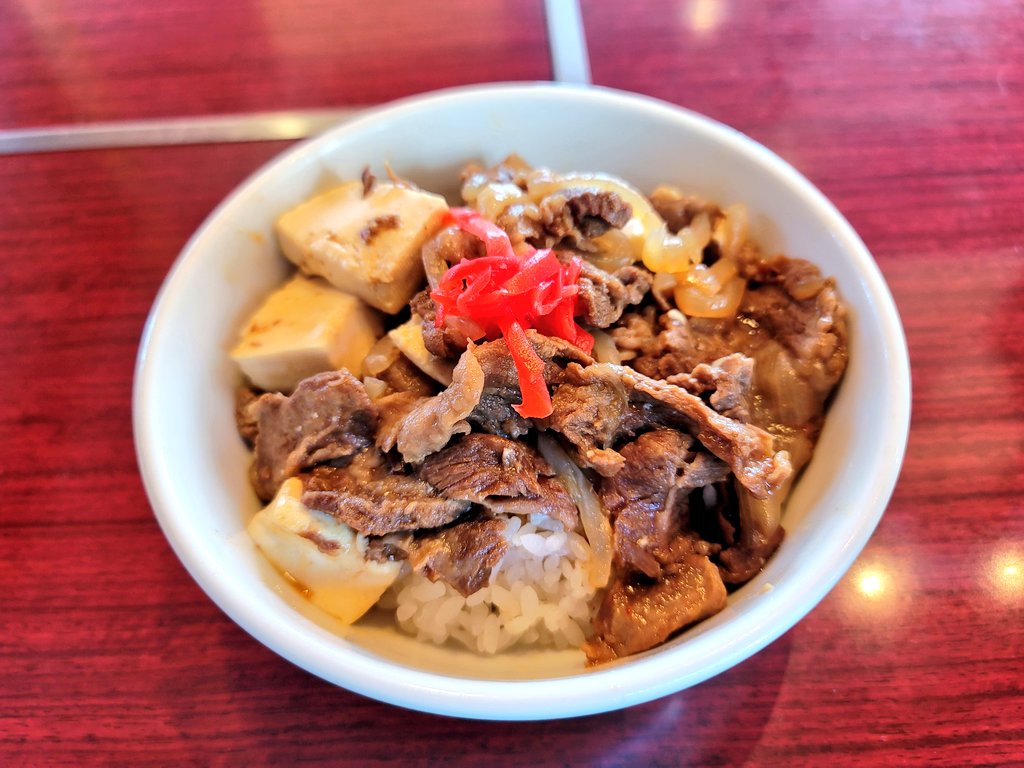 冷麺ランチセットの牛丼。豆腐とやわらかい牛すじが甘じょっぱい味付けでご飯にのっている