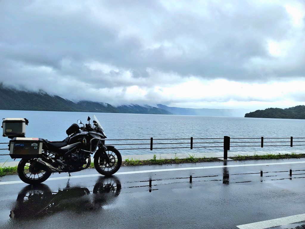 雨の十和田湖とバイク