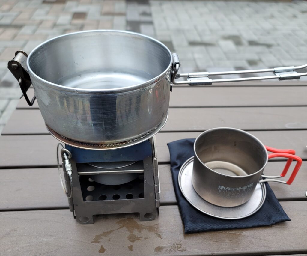 道の駅 蔦木宿でツーリング休憩しながらコーヒーを楽しむ様子