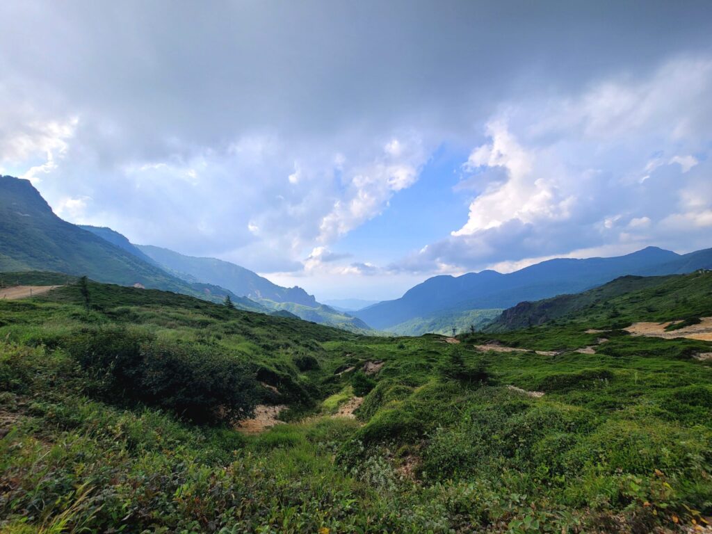 毛無峠から撮影した山々の景色。眼下には人工物はなく、自然の山並みが広がる絶景。