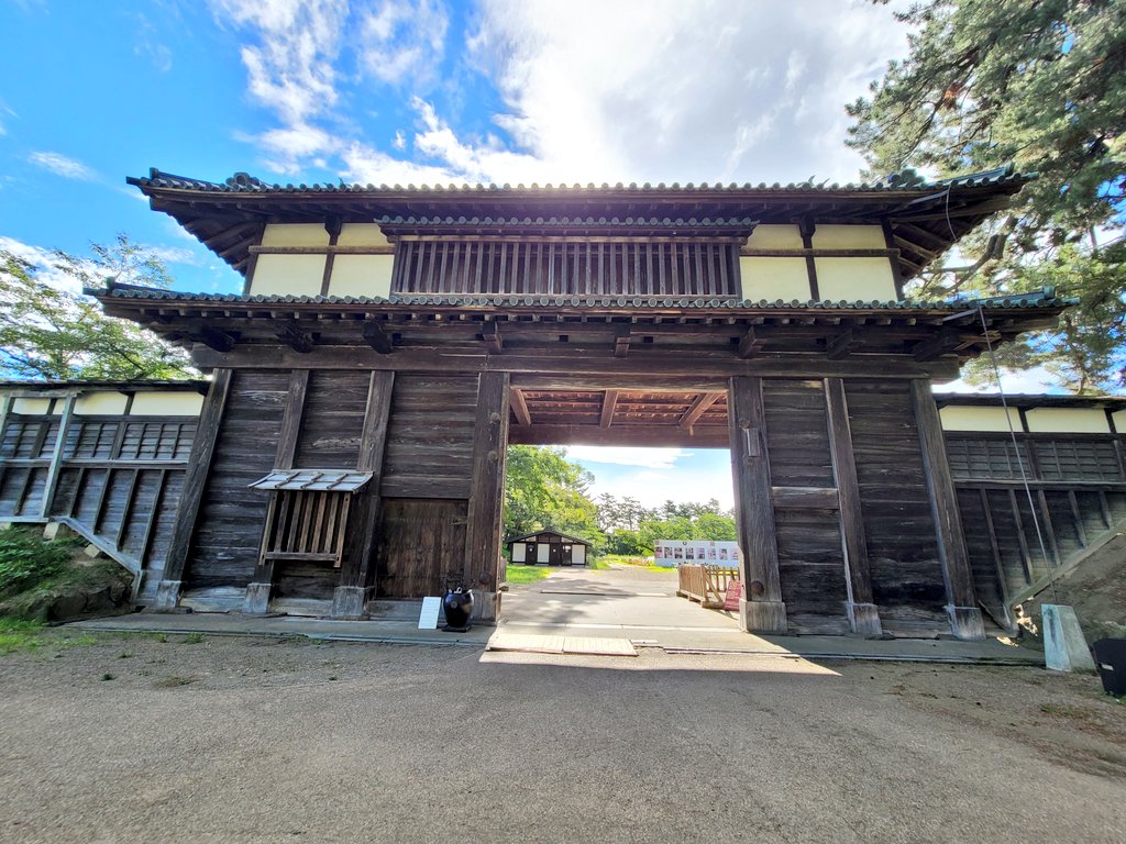 弘前城の立派な門