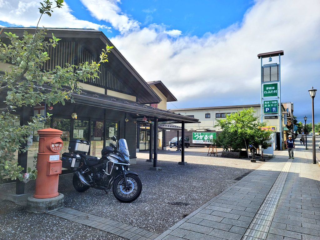 青森津軽藩ねぷた村にバイクを停めている様子