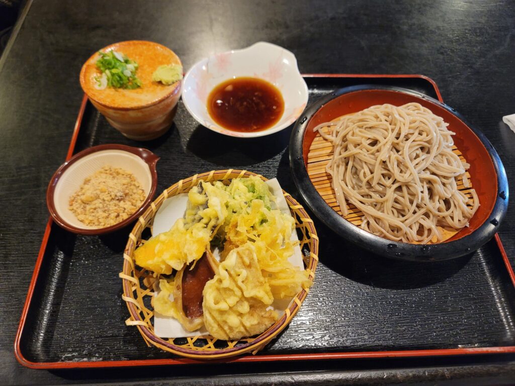長野県上田市「手打ちそば 元祖真田流手打ちそば佐助」の野菜天ぷらとそば