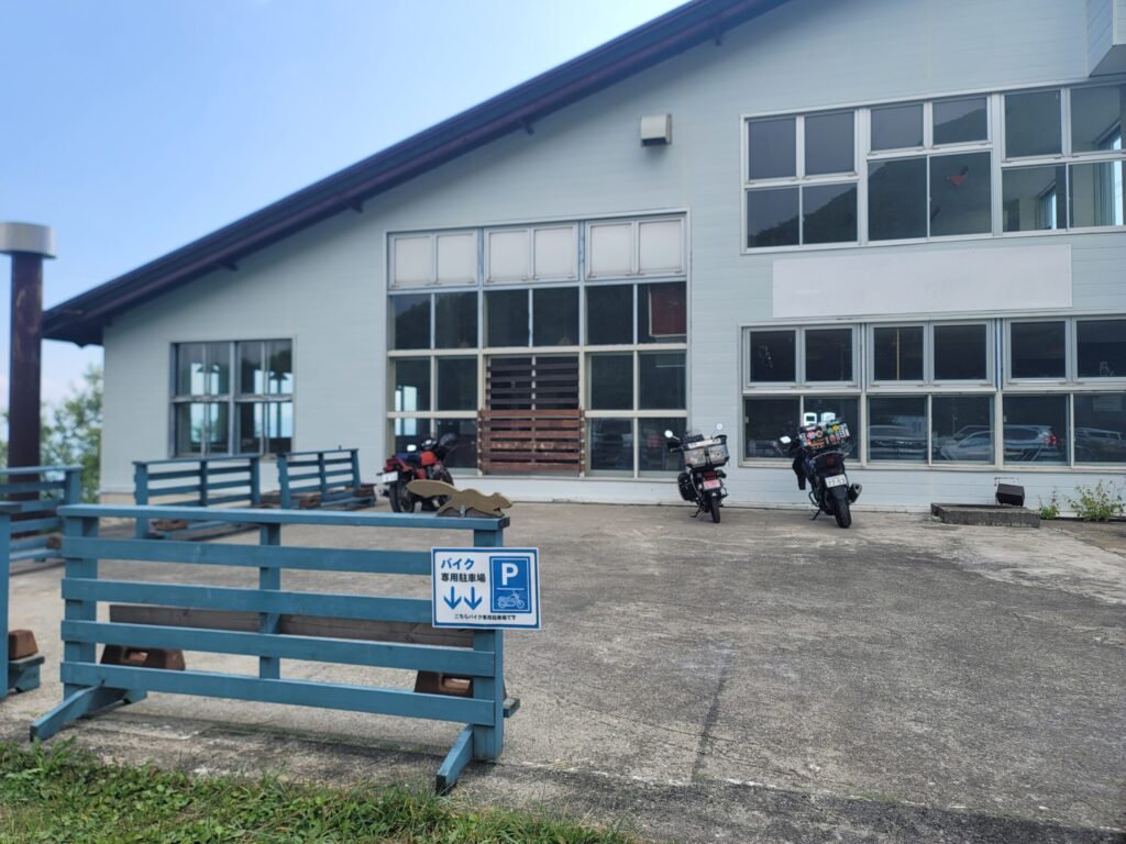 白馬、八方尾根リフト乗り場近くにあるバイク専用駐車場の様子
