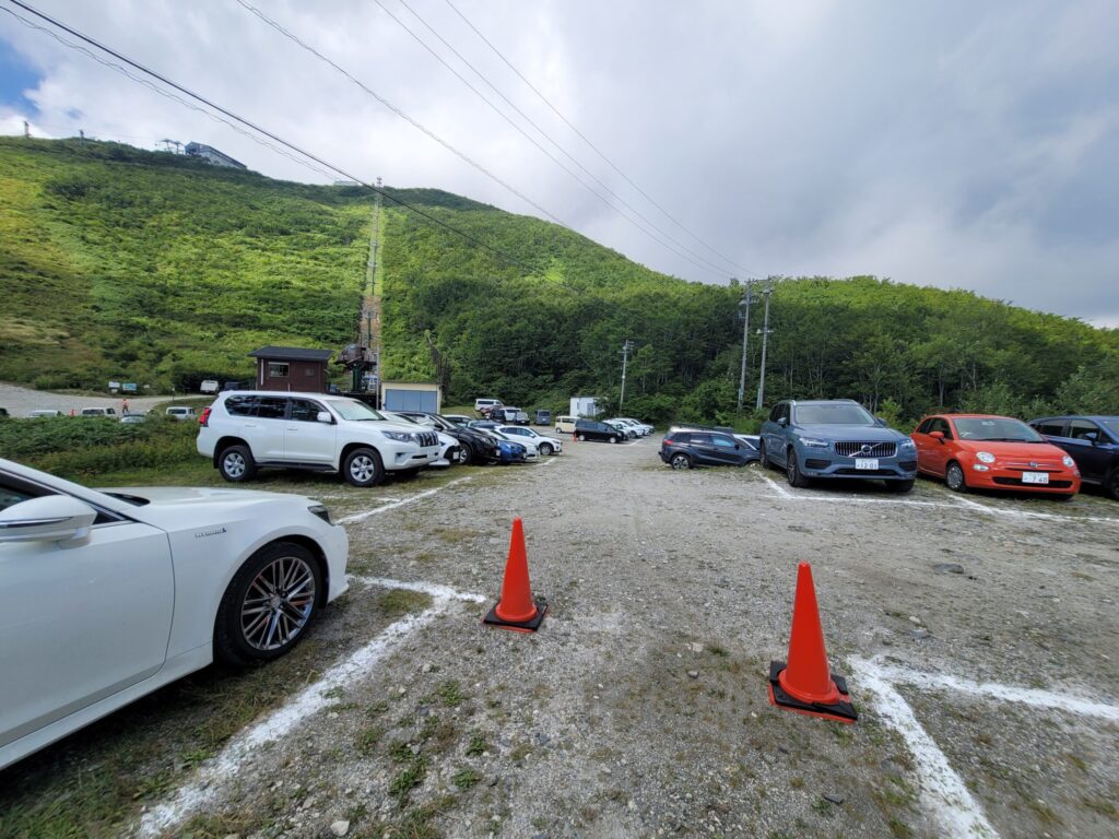 白馬、八方尾根リフト乗り場近くにあるバイク専用駐車場までの道のりが砂利道である様子