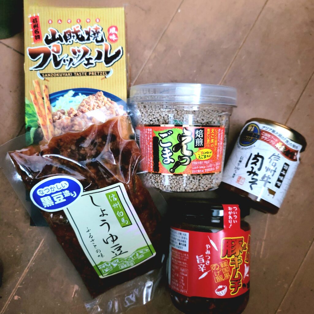 信州白馬のお土産。信州牛肉みそご飯にのっける豚キムチ、しょうゆまめ、焙煎えごま、山賊焼きプレェッェルの詰め合わせ