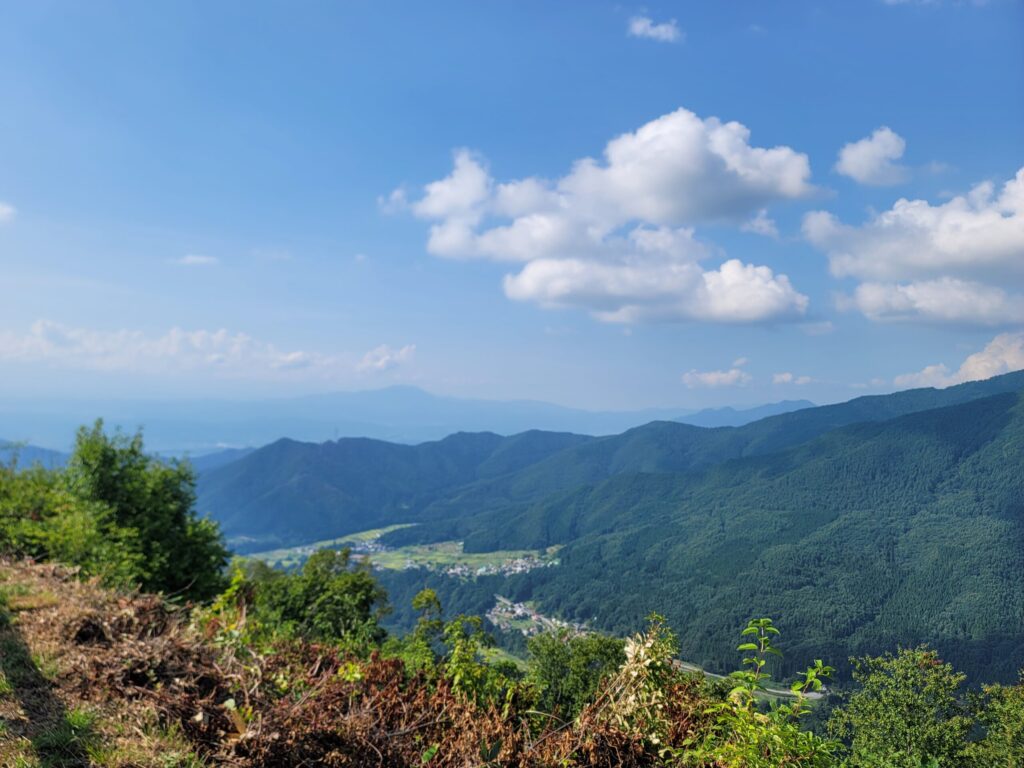 毛無峠へ向かう道から撮影した、谷や遠くの山々が見渡せる絶景写真。