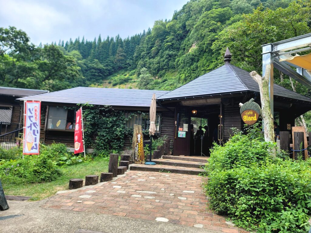 苗名滝そばにあるCafe Glandの外観。ツーリング途中に立ち寄った休憩スポット。