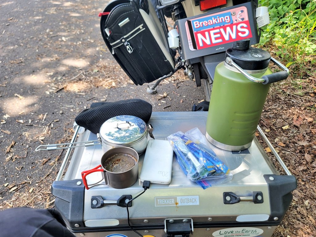 妙高小谷線、笹ヶ峰駐車場でハンターカブのリアボックスの上にコーヒーセットを置き、コーヒーを入れている写真。