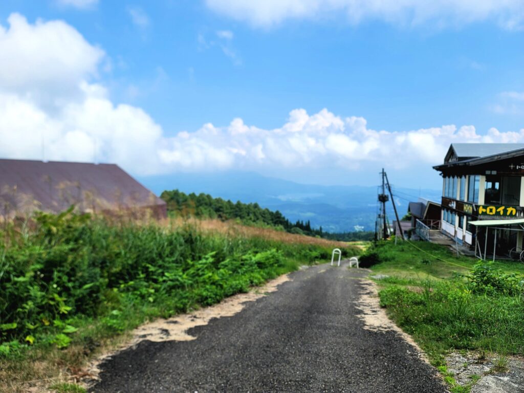 新潟、笹ヶ峰高原を下る道から遠くに野尻湖が見える景色。ツーリング途中で感動した絶景を撮影。