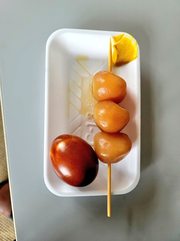 蔵王お釜展望台で卵の燻製と玉こんにゃく