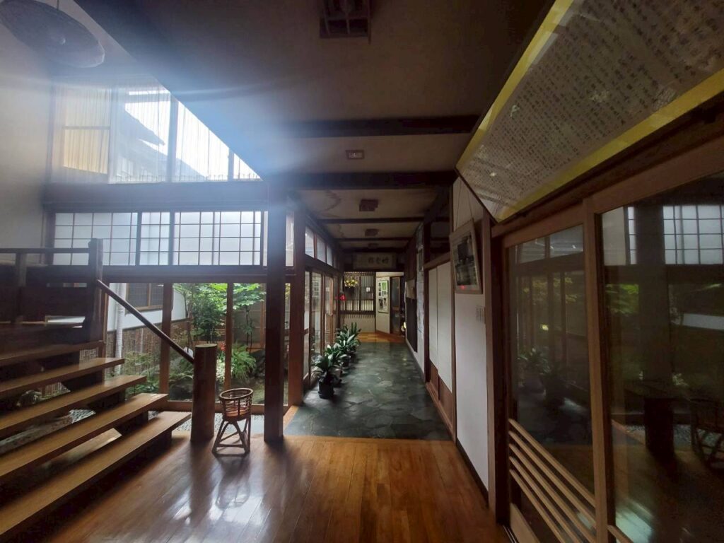 長野、渋温泉のつばたや旅館の廊下。木造建築ならではの温もりが漂い、創業300年余の歴史を感じられる佇まい