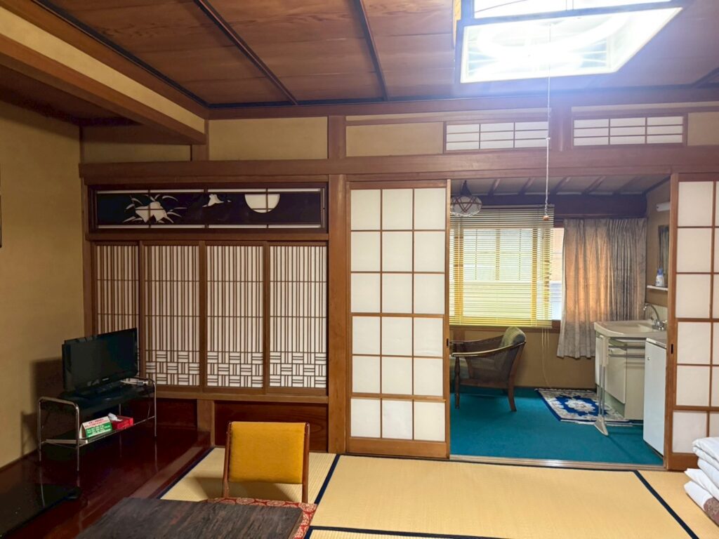 つばたや旅館の客室。畳敷きで落ち着いた昔ながらの和室の雰囲気がある