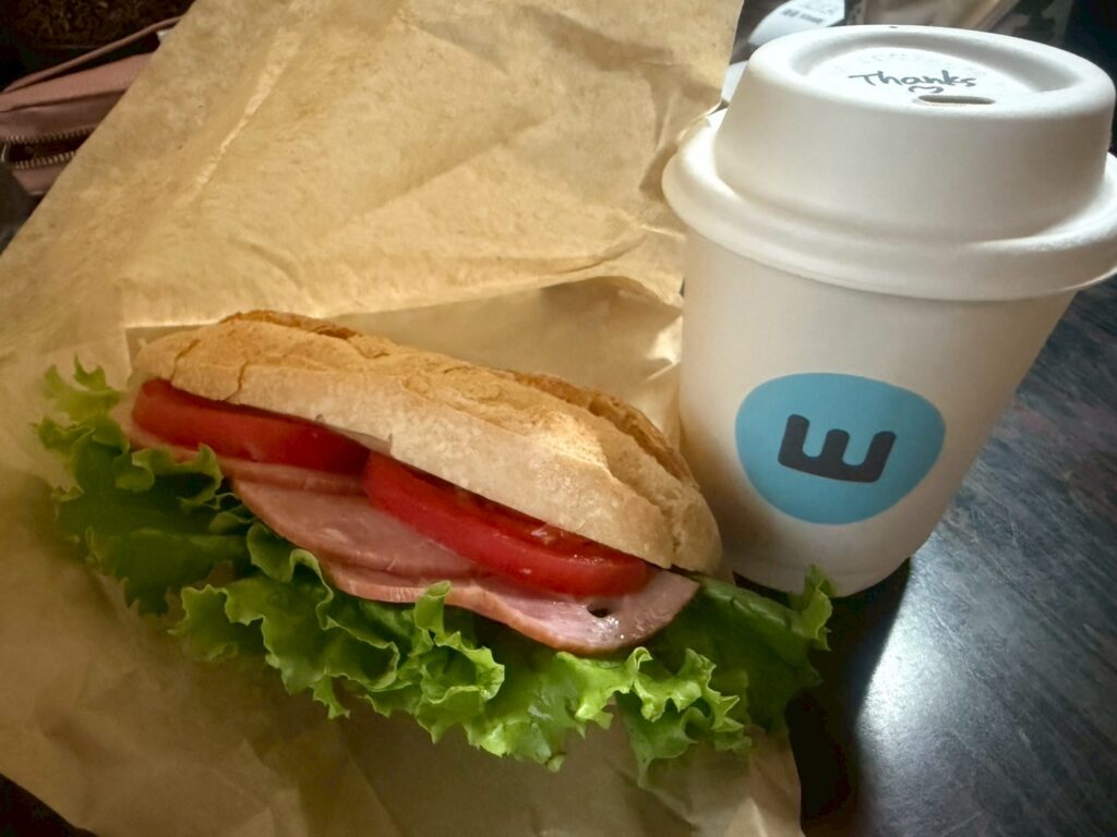 信濃ハムを挟んだバゲットサンドと、淹れたてのコーヒー。渋温泉のカフェ「YAMANOUCHI COFFEE」で友人がテイクアウトしたもの。