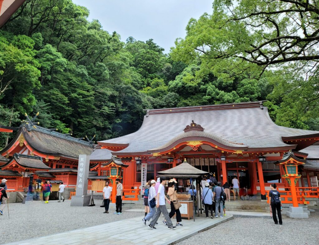 那智大社で参拝客がお参りしている様子。和歌山の歴史ある神社での参拝風景