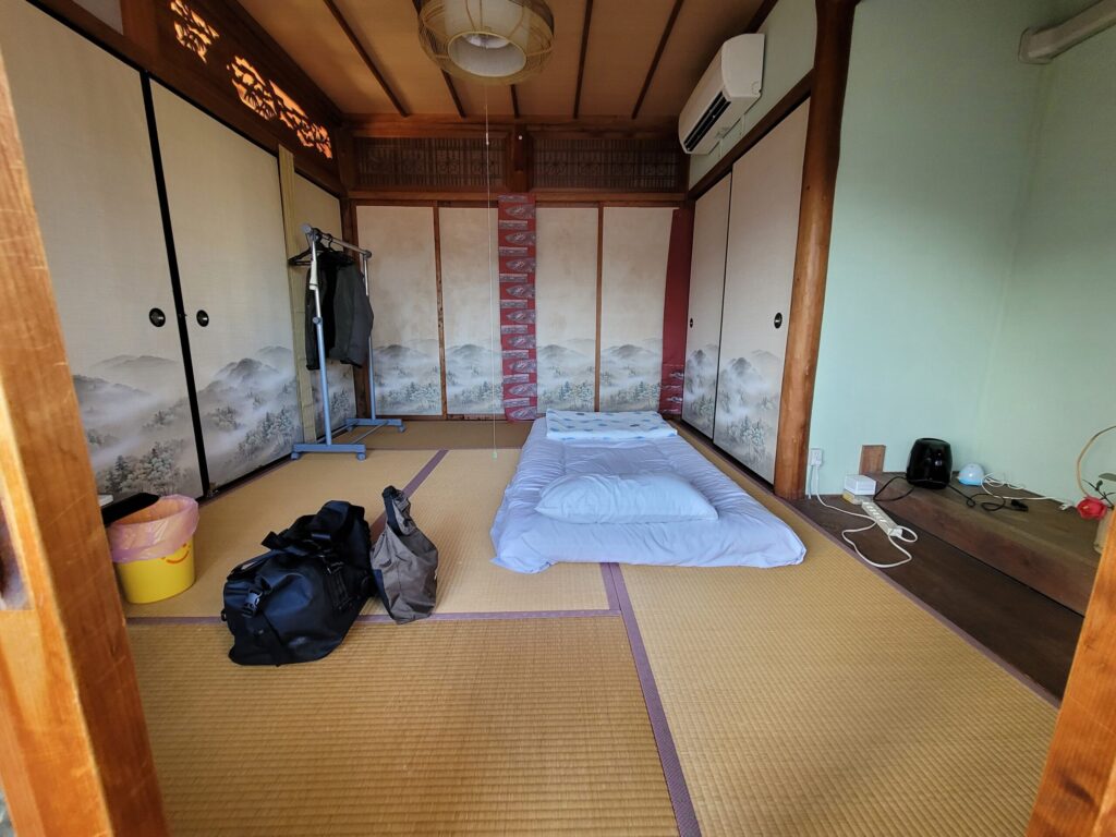 ゲストハウスカフェ 口熊野の畳の和室、布団一人分