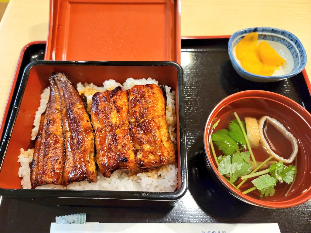 浜松 うなぎのかねはちで提供された美味しそうなうな重とお漬物