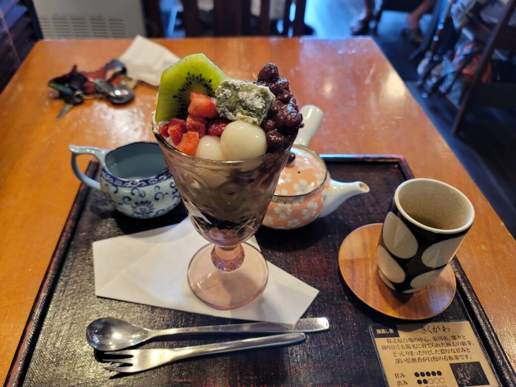 静岡・清水の茶楽で味わう抹茶パフェとポットサービスのお茶
