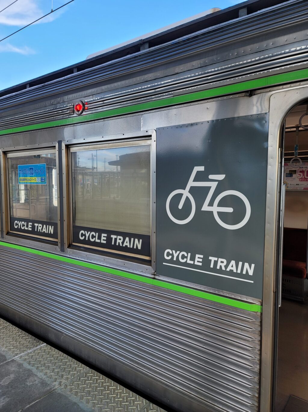 豊橋鉄道のサイクルトレイン、扉に描かれた大きな自転車マーク