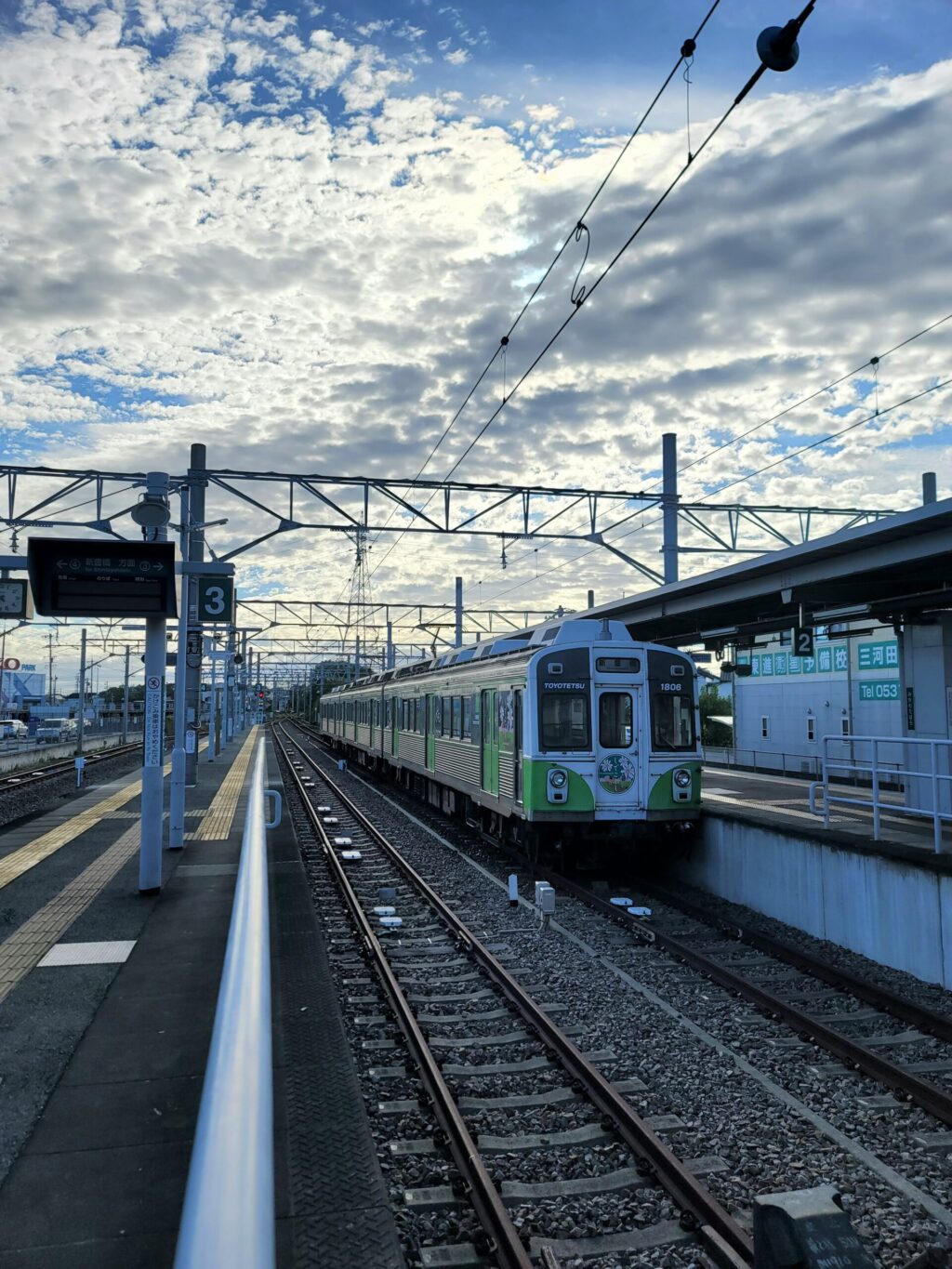 始発の豊橋鉄道の電車と、朝焼けの空に浮かぶ雲
