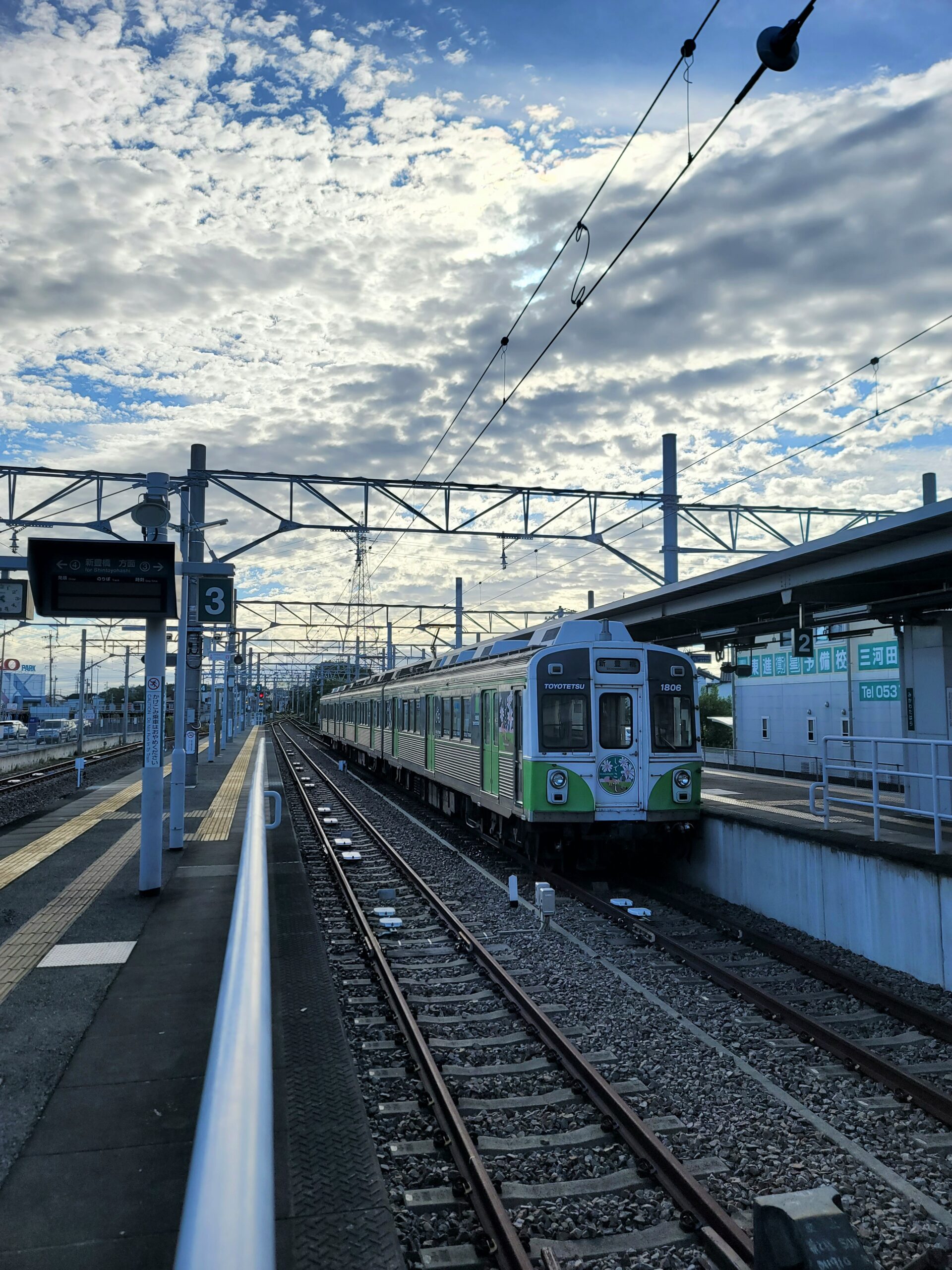 始発の豊橋鉄道の電車と、朝焼けの空に浮かぶ雲