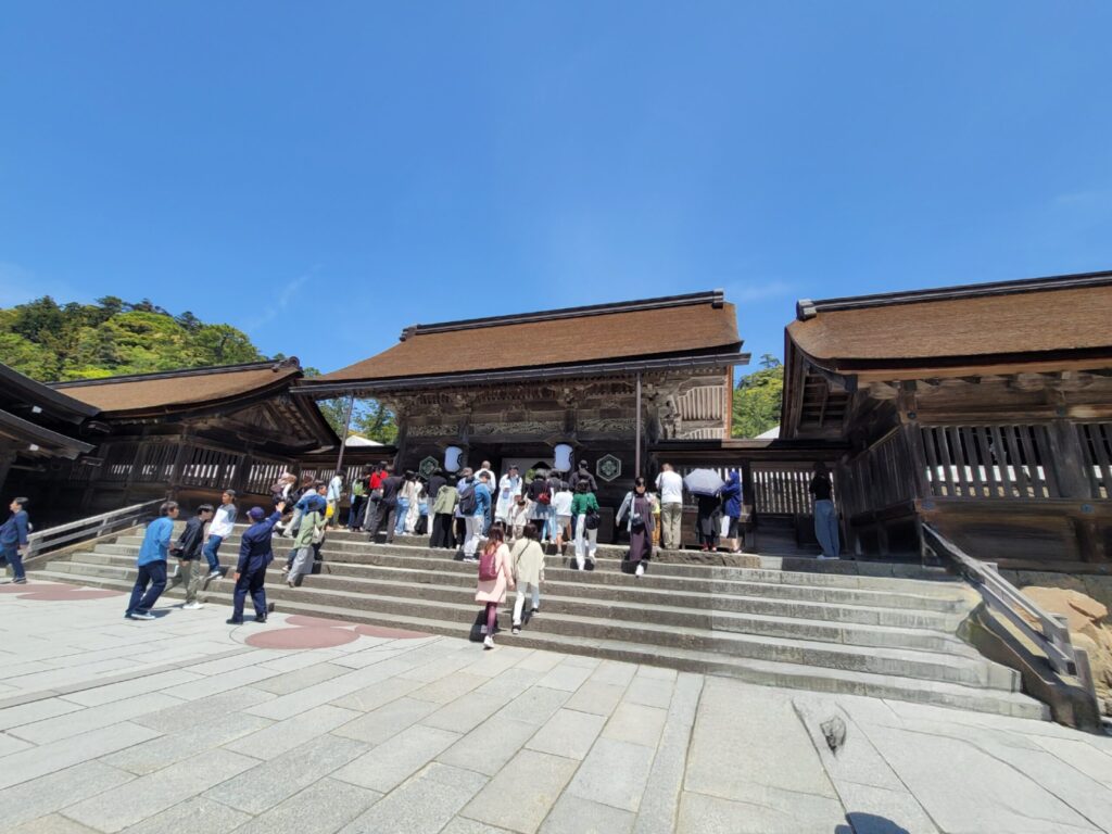 出雲大社の八足門。特別な日にしか本殿に入れず、ここから参拝する