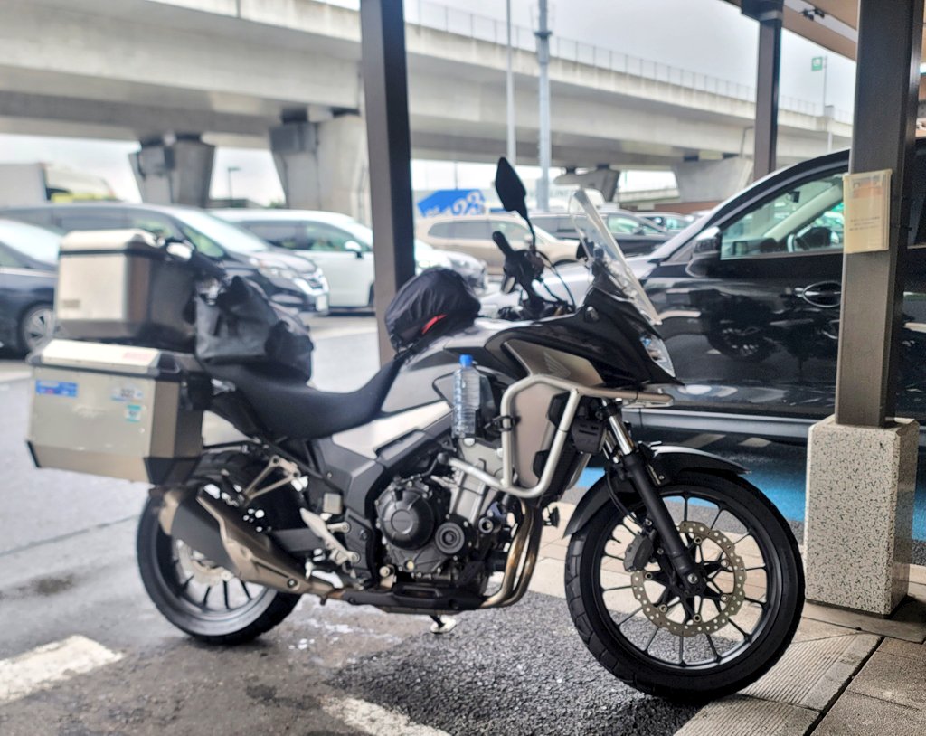 雨の中、狭山SAで駐車しているホンダ400Ｘ