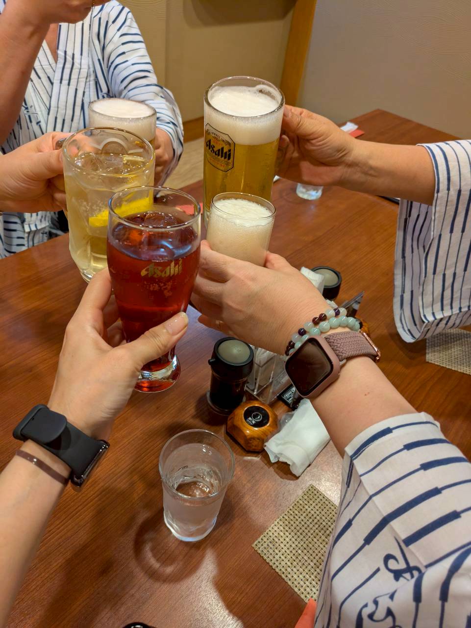 長野、渋温泉の海鮮和食「金新」で、ビールやお酒で乾杯している様子