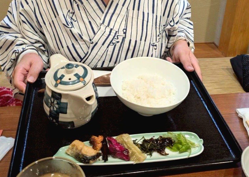 長野、渋温泉の海鮮和食「金新」の夕食の〆。お茶漬けに5種類のお漬物が添えられた様子