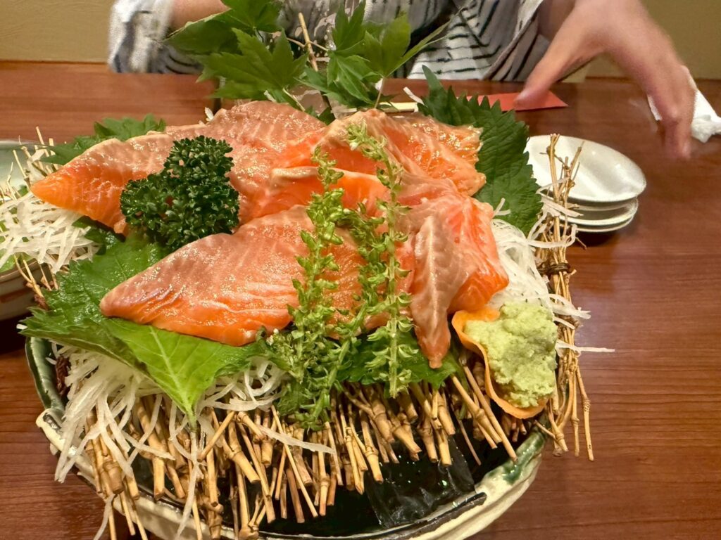 長野、渋温泉の海鮮和食「金新」で提供された信州サーモンのお刺身。新鮮で色鮮やかな盛り付け