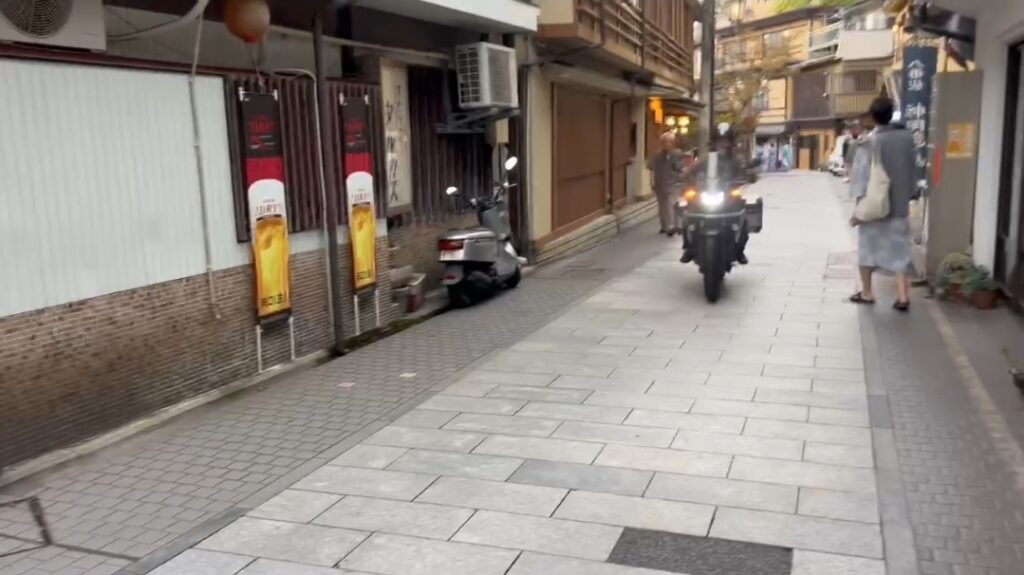 長野、渋温泉の石畳の街並みを400Xで走る様子。旅館に到着した際に友人が撮影した写真