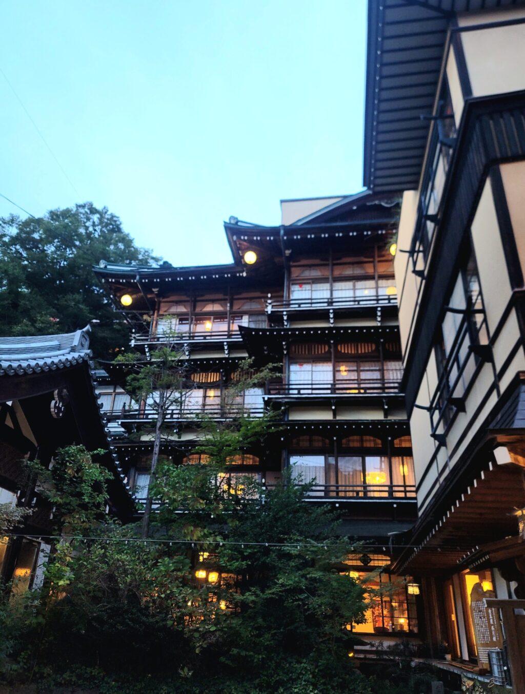 長野、渋温泉の渋温泉の金具屋旅館の外観。千と千尋の神隠しのモデルとして知られる歴史ある木造建築