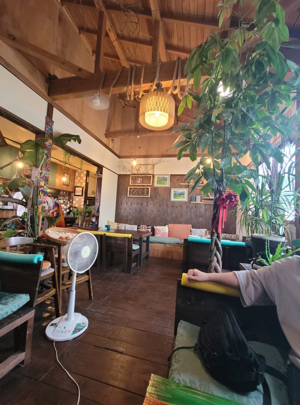 長野・小布施のジビエ・無農薬野菜を扱った料理が自慢のととのう屋の広々としたカラフルな店内。スペースが広いので荷物が多いライダーにもおすすめのお店。