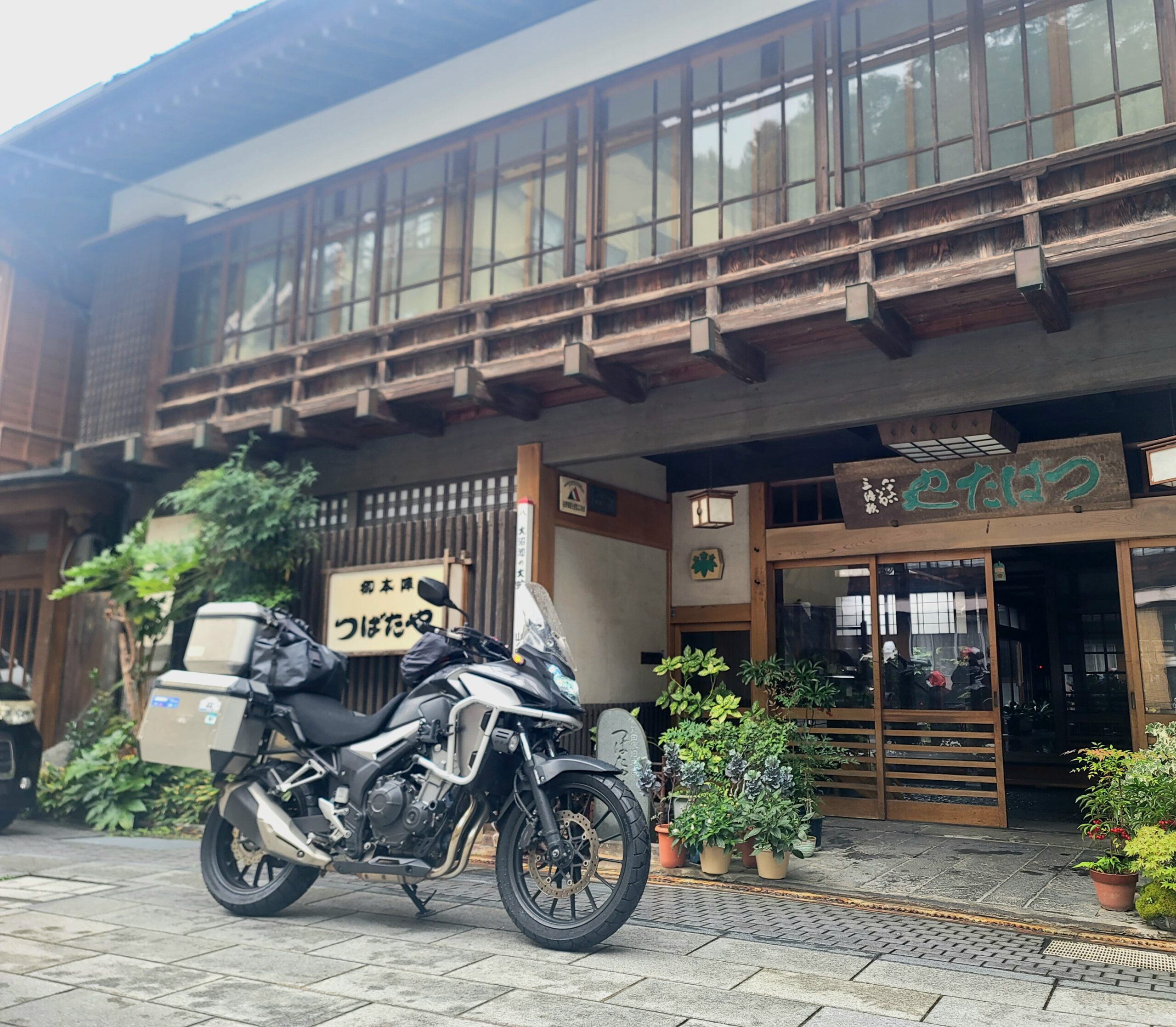長野、渋温泉のつばたや旅館前に停めたホンダ400Xと、旅の思い出の一枚