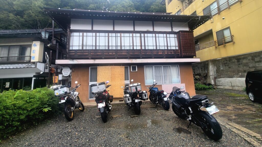 渋温泉のつばたや旅館の目の前の駐車場に停めたホンダ400Xやスズキ、ヤマハのツーリングバイク