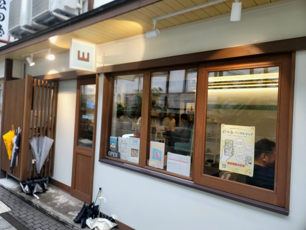 長野・渋温泉にある人気カフェ「YAMANOUCHI COFFEE」の外観。木の温もりを感じる落ち着いた雰囲気の建物。