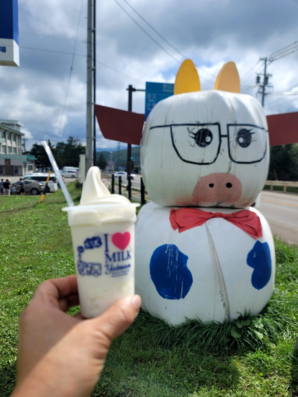 バイクでツーリング途中、長野・野辺山高原ヤツレンのでヨーグルトソフトクリームを手に持つ様子