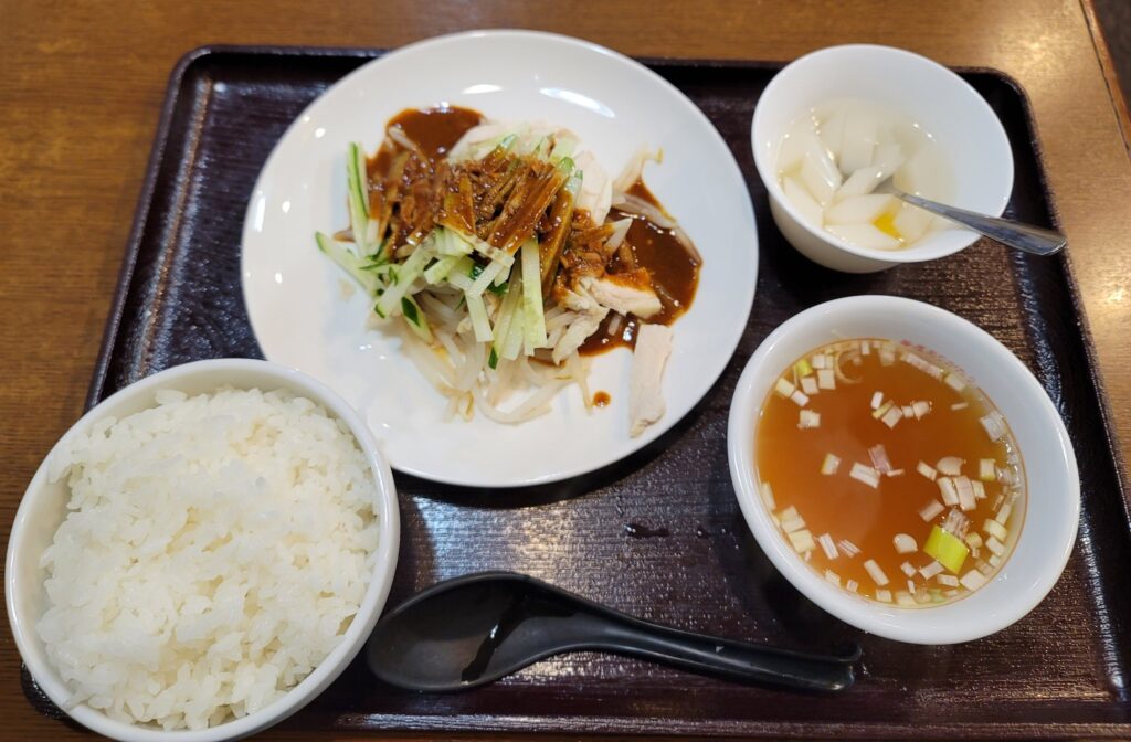 浜松 錦華楼 千歳本店のバンバンジー定食の写真。バンバンジー、スープ、ご飯、杏仁豆腐が一皿に盛り付けられている。
