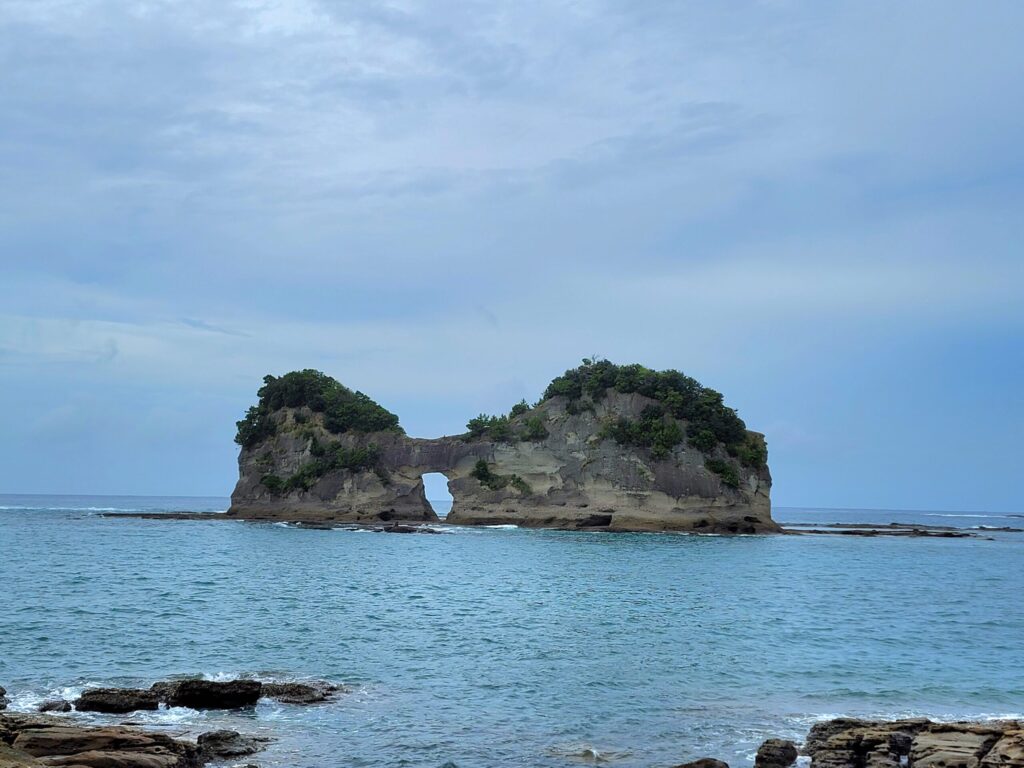 和歌山県円月島の絶景を海岸から撮影した様子