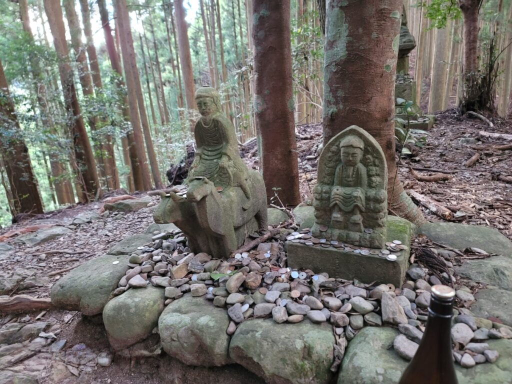 和歌山県田辺市中辺路町近露、熊野古道沿いにあるかわいい牛馬童子の石像