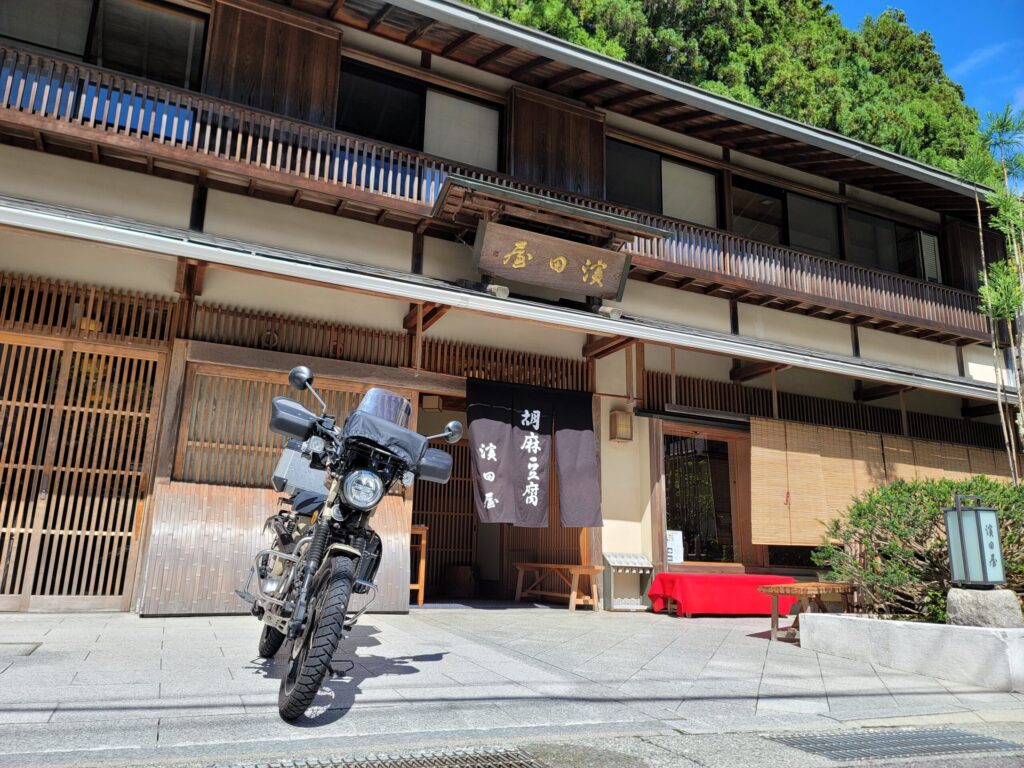 和歌山・高野山、胡麻豆腐の老舗・濱田屋の店先とハンターカブの写真