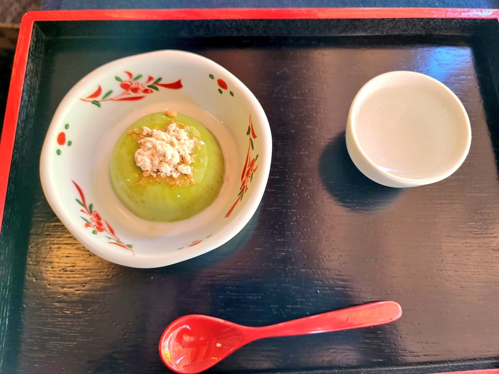 和歌山県高野山、濱田屋の抹茶胡麻豆腐、和三盆がのせられた黒いお盆に水が添えられた写真。デザート感覚で味わえる上品な一品。