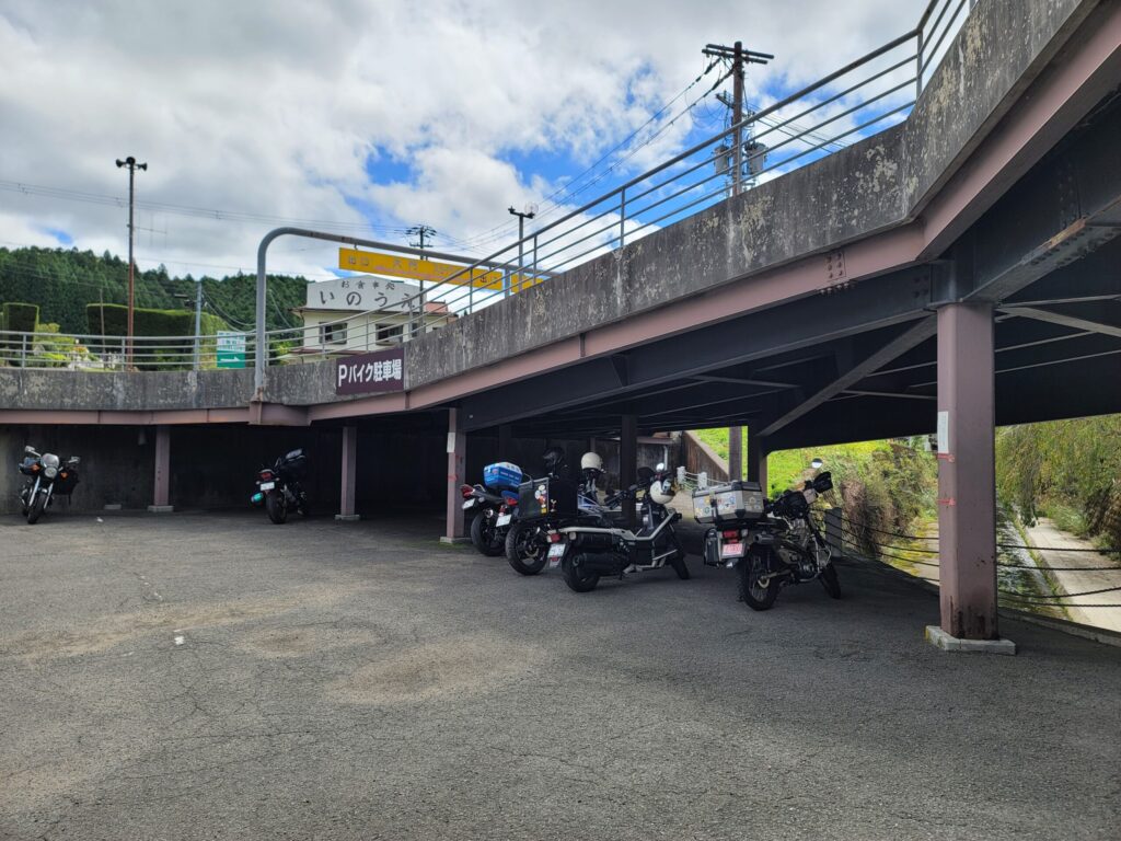 高野山参道の向かいにあるバイク専用駐輪場。ツーリングで訪れるライダーに安心の立地。