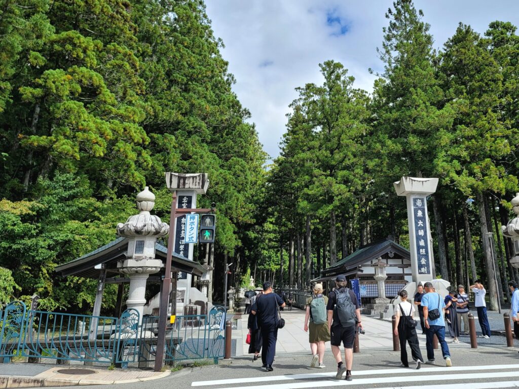 高野山の参道に集まる参拝者や観光客の様子。世界遺産ならではの歴史と信仰を感じられる場所