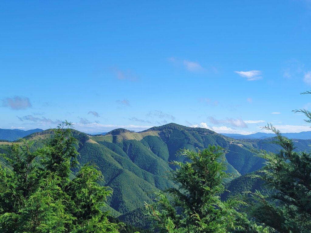 高野龍神スカイライン途中から望む紀伊山地の絶景。和歌山ツーリングで人気の山岳ワインディングロードの眺望。
